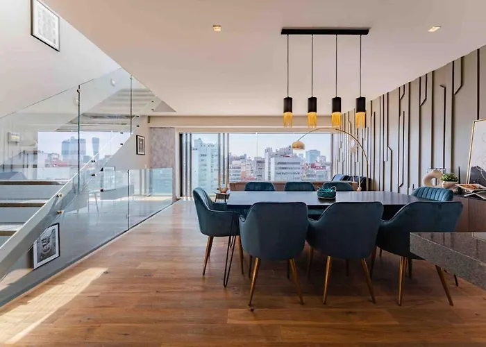 Casa de férias Stylish 3-level Penthouse With Private Rooftop