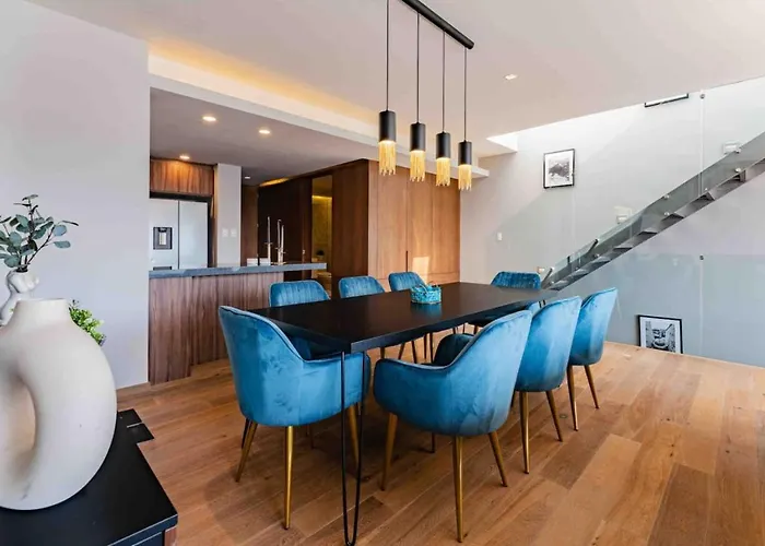 Stylish 3-level Penthouse With Private Rooftop Casa de férias