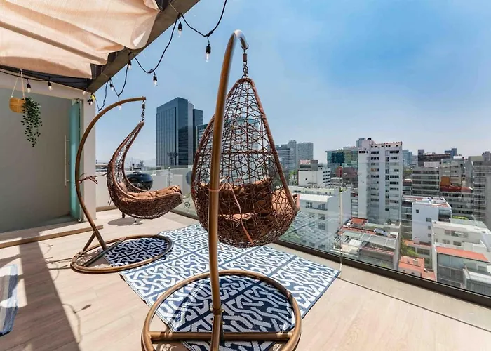 Casa de férias Stylish 3-level Penthouse With Private Rooftop *