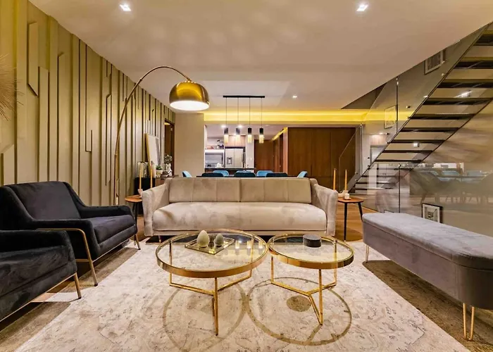 Casa de férias Stylish 3-level Penthouse With Private Rooftop *